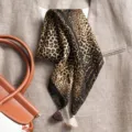Chic carré de soie à motif léopard avec pompon, foulard élégant pour femmes printemps. - Grand Carré / Imprimé Léopard Noir Café