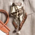 Foulard carre en soie femme elegante motif cheval vintage tour de cou mode accessoire - Grand Carré / Peinture Double Cheval Café Beige