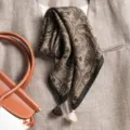 Élégant foulard carré imprimé cachemire marron avec de délicates franges pour femmes. - Grand Carré / Treillis Chaîne Interstellaire Camel Café
