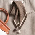 Foulard carré marron à motif géométrique élégant avec franges pour femme chic - Grand Carré / Rayure Géométrique Café Beige