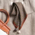 Foulard carré marron à motif géométrique et élégantes franges pour les femmes. - Grand Carré / Losange Flocon de Neige Bleu Beige