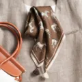 Elegante foulard quadrato marrone con stampa di cavalli e nappe, accessorio chic per donna. - Fazzoletto / Cavallo in Corsa Caffè