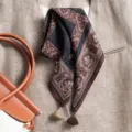 Chic foulard carre en soie imprime paisley avec pampilles, accessoire elegant de print. - Grand Carré / Cœur Slave