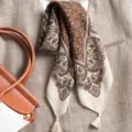 Petit carré de soie imprimé cachemire marron avec des glands, foulard vintage pour femmes. - Grand Carré / Paisley Variable Café Beige