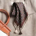 Élégant foulard carré à motif marron avec glands tendance pour femme, parfait en automne. - Grand Carré / Rubis Stuart