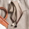 Echarpe carree pour femme avec motif geometrique et glands elegante pour la saison mode. - Grand Carré / Damiers Bambou Café Beige