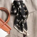 Foulard carré noir imprimé cheval pour femmes, élégant tour de cou style équestre avec pompons. - Grand Carré / Cheval de Course Noir Beige