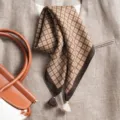 Foulard carré imprimé géométrique marron avec de jolies franges élégant accessoire femme. - Grand Carré / Damiers Zircon Café Beige