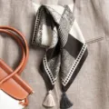 Foulard carré à carreaux noirs et blancs avec glands, élégant foulard rétro pour femmes - Grand Carré / Pied-de-Poule Café Beige