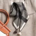 Foulard carré géométrique noir et blanc avec pompons, élégant bandana pour femme. - Grand Carré / Rayures Pyramide Gris Beige