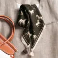 Élégant foulard carré imprimé équestre avec détails de pompons, accessoire de mode pour femme. - Grand Carré / Cheval de Course Vert Foncé