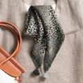 Foulard carre imprime leopard avec pompons, accessoire de cou elegant pour femme automne. - Grand Carré / Imprimé Léopard Noir Gris