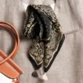 Foulard carré vintage imprimé cachemire élégant bandana avec glands couleur noir et beige. - Grand Carré / Paisley Ethnique Noir Or
