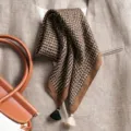 Foulard carré à carreaux marron avec pompons, élégant tour de cou pour femme automne. - Grand Carré / Petits Carreaux Domino Noir Café