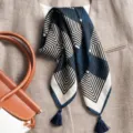 Foulard carré à motifs géométriques bleu et blanc avec franges, élégant accessoire de cou. - Grand Carré / Rayures Pyramide Bleu Beige