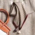 Foulard carré élégant à motif géométrique avec de jolies franges, marron et blanc. - Grand Carré / Damiers Bambou Rouge Beige