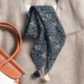Élégant foulard étroit à motif floral bleu foncé avec des pompons pour femmes. - Grand Carré / Motif Porcelaine Bleue