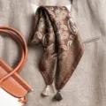 Foulard carré en soie marron motif cachemire avec glands, élégant tour de cou rétro pour femmes. - Grand Carré / Paisley Spatial Café Beige
