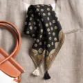 Foulard carré noir à imprimé floral vintage avec pompons délicats élégant cou foulard - Grand Carré / Fleurs de Pêcher Noir Beige