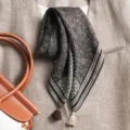 Élégant foulard carré pour femme avec imprimé cachemire, pois et détails de glands chics. - Grand Carré / Paisley Point Noir Gris