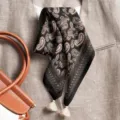 Élégant carré de soie cachemire noir avec pompons, foulard élégant pour femmes. - Grand Carré / Paisley Spatial Rouge Camel