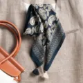 Élégant foulard carré bleu marine à motif cachemire avec glands délicats pour femmes. - Grand Carré / Paisley Spatial Bleu Beige