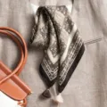 Foulard carré à carreaux rétro avec pompons, élégant tour de cou pour automne. - Grand Carré / Grille Rétro en Nid d'Abeille Camel Café
