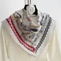 Elegante pañuelo cuadrado estampado con motivos de mariposas y cadenas para mujeres. - Hebilla de Cuero Lazo