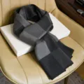 Écharpe d'hiver chaude en tricot pour homme, design classique à carreaux gris et noir. - Gros Carreaux Gris