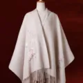 Chal de lana beige para mujer con elegante bordado de peonia y dobladillo con flecos - Beige