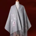 Elegante capa chal de mezcla de lana gris con bordado floral y flecos para mujer. - Gris