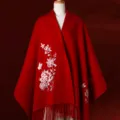 Chal rojo de lana bordado para mujer, capa de invierno cálida con flores y flecos elegantes. - Burdeos