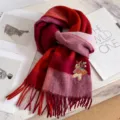 Cálida bufanda de lana a cuadros rojos para mujer con bordado y flecos elegantes. - Cuadros Rojos Poni