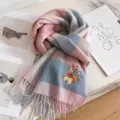 Cálida bufanda de invierno a cuadros rosa y azul con tierno bordado de conejo y flecos. - Cuadros Rosa Azul Poni