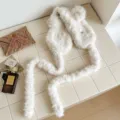 Weisse Pluesch Ohrenschuetzer fuer Damen, niedliche Winter warme Ohrwaermer mit langen Baendern. - Cremeweiß