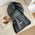 Bufanda de punto gris oscuro con borde negro contrastante invierno cálido mezcla de lana acogedora - Gris oscuro