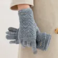Guantes de invierno táctiles de punto gris para mujer con motivo de corazón y detalle. - Talla única / Gris