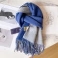 Bufanda reversible de lana azul y gris con flecos, accesorio de moda de invierno suave. - Azul Denim y Gris