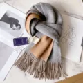 Bufanda de lana bicolor en gris y camello con flecos, accesorio de invierno suave y cálido. - Gris + Camello