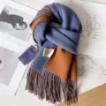Bufanda de invierno de lana azul y marron con flecos elegantes, accesorio calido y acogedor. - Azul Denim + Camello