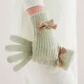 Guantes de punto de felpa para mujer, guantes de invierno de cinco dedos en verde claro con lazo. - Talla única / Verde fresco