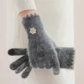 Gants d'hiver en fausse fourrure de lapin grise tactiles avec une jolie fleur de pêcher. - Taille unique / Gris foncé