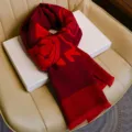 Bufanda de invierno roja para mujer y hombre, motivo de nube china clásico, chal cálido tejido. - Ji Xiang Ru Yi Fu (Sin Caja de Regalo)