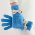 Gants tricotés d'hiver bleus femme, joli nœud beige et design pelucheux chaud. - Taille unique / Bleu ciel
