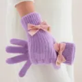 Gants d'hiver en tricot violet avec de jolies noeuds roses et une texture douce et chaude. - Taille unique / Violet