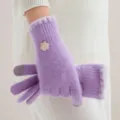Gants d'hiver pour femmes en tricot pelucheux tactile violet clair avec charmant décor. - Taille unique / Violet
