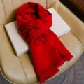 Bufanda roja estilo chino de invierno cálida con flecos y motivo festivo Fu suave pañuelo - Xiang Yun Fu Lu (Sin Caja de Regalo)