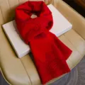 Bufanda de invierno jacquard rojo brillante con patrón de peces tradicional y flecos finos. - Yu Yue Fu Men (Sin Caja de Regalo)