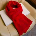 Bufanda de invierno roja brillante para hombre y mujer con patrón chino tradicional y flecos. - Fu Shou Jin Li (Sin Caja de Regalo)