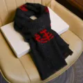 Elegante bufanda de invierno con llamativo diseño rojo, ideal como regalo chic. - Hou De Zai Fu (Sin Caja de Regalo)